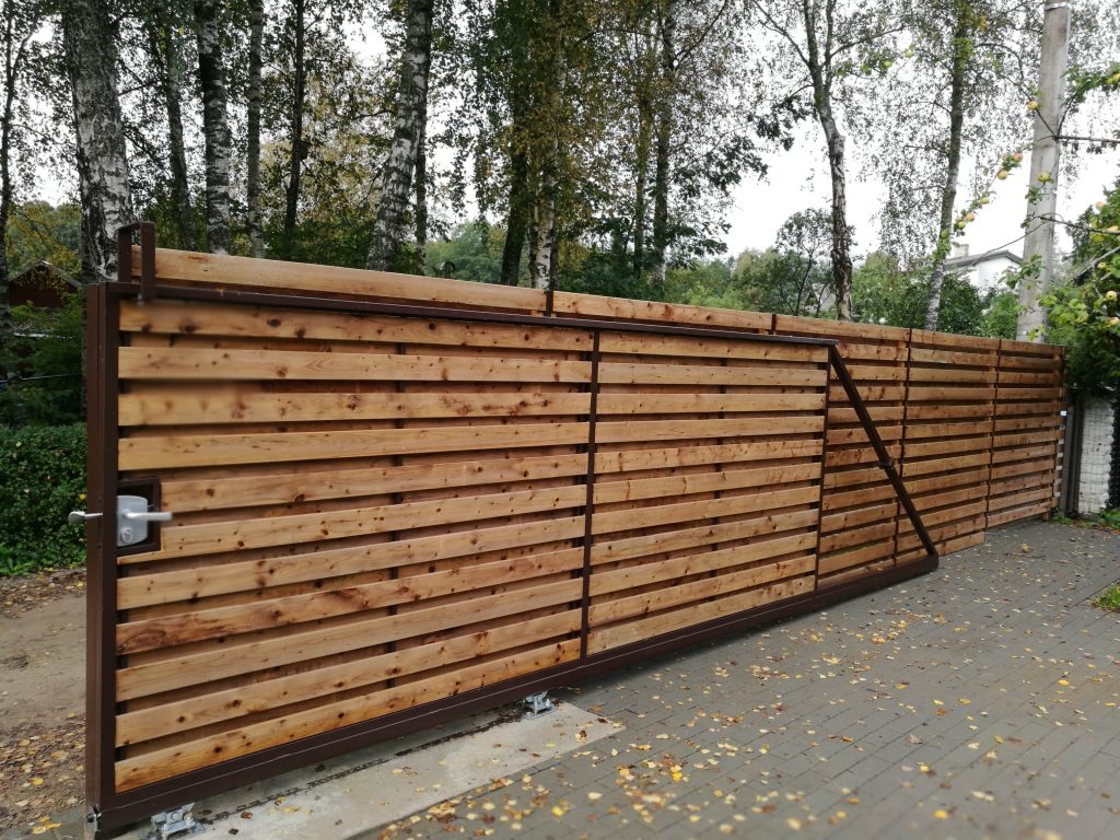 Medinė tvora_Stumdomi vartai