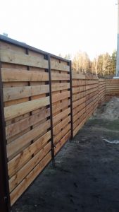 medinė tvora_horizontali dvipusė_varstomi vartai