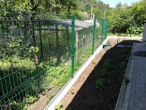 Žalia segmentinė tvora_betoninis pamatas