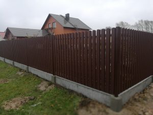 Surenkamas tvoros pamatas su monolitinėmis detalėmis
