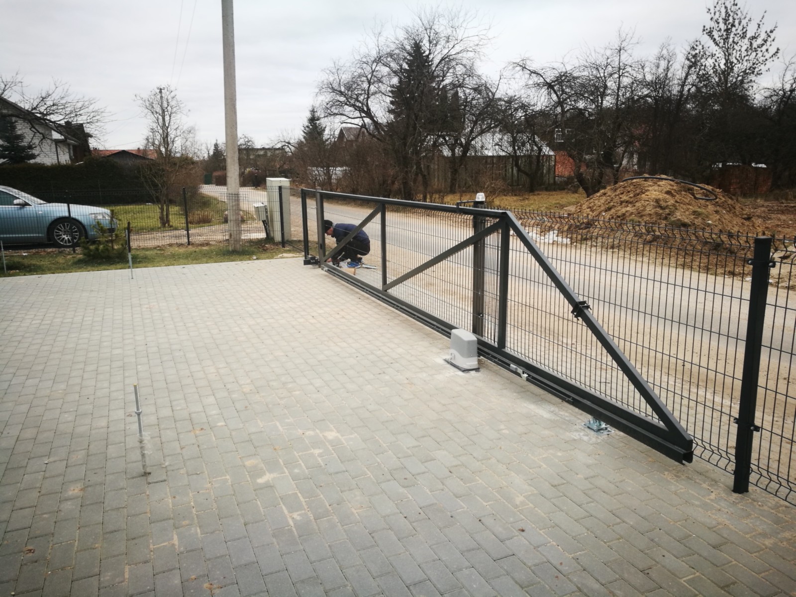 Segmentinė tvora su automatiniais vartais