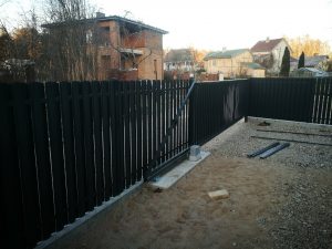 Stumdomi vartai_Skardinė vertikali vienpusė tvora