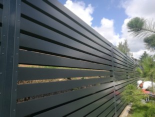 žaliuzinė vienpusė tvora, iš skardinių segmentų