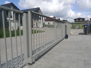 Strypelių tvora su vartais_Stumdomi vartai