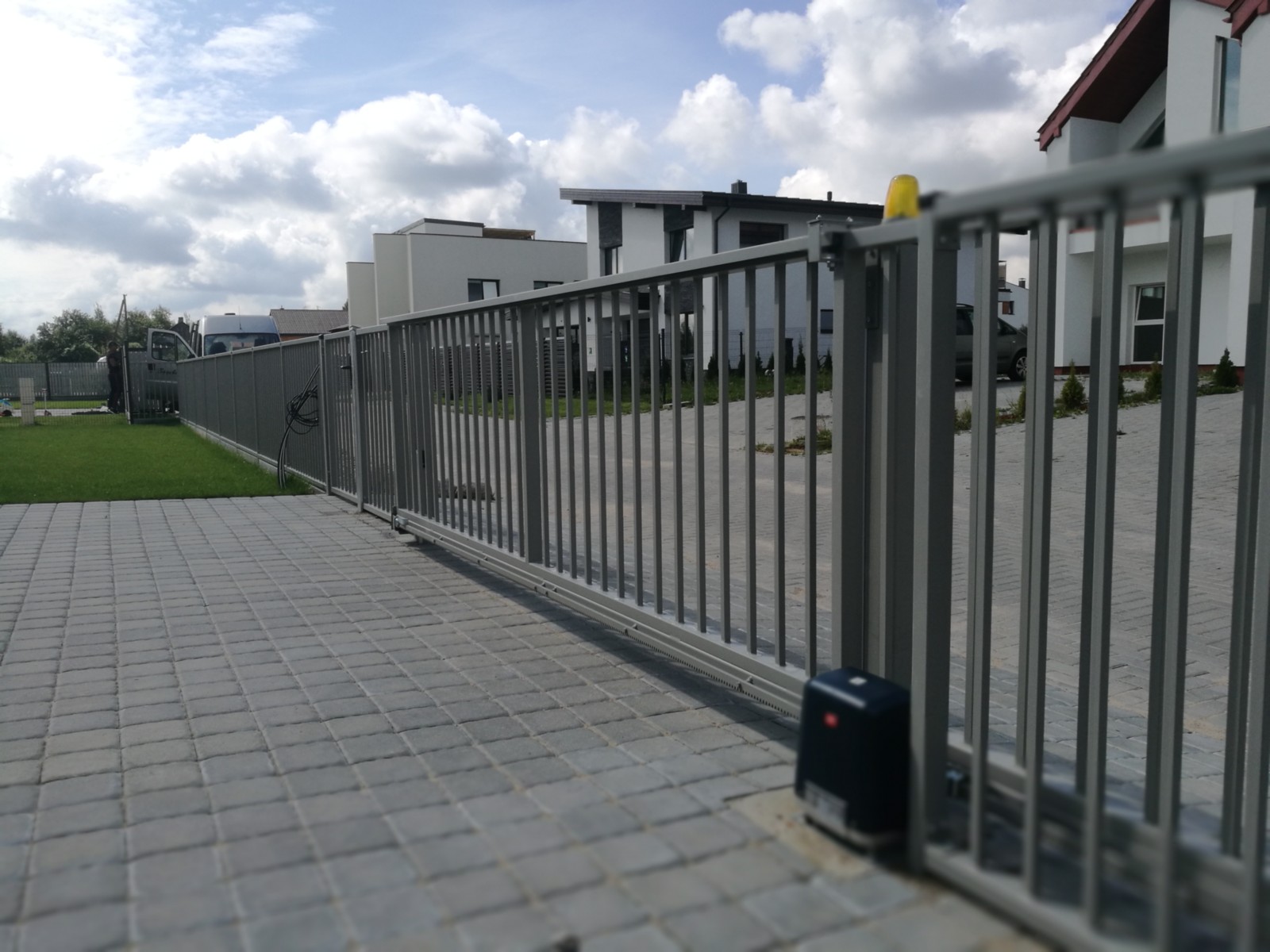 Strypelių tvora su vartais_vartu automatika