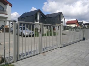 Strypelių tvora su vartais