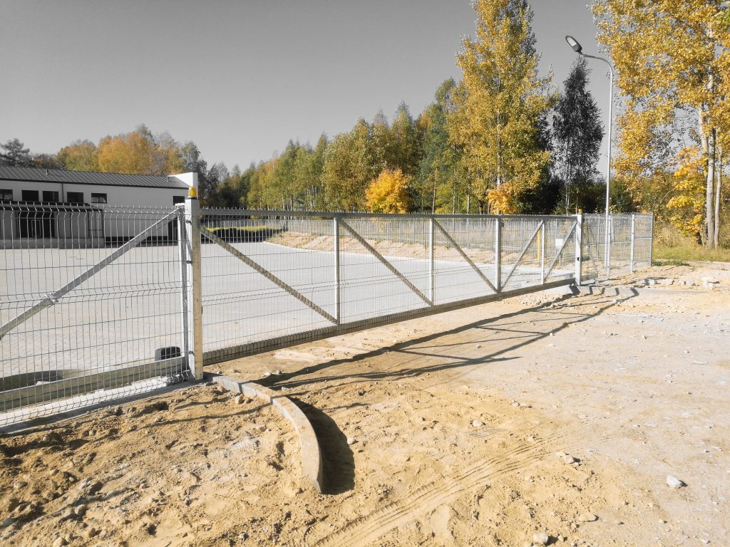 Karštai cinkuoti stumdomi vartai 11m
